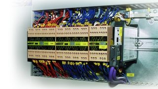 Die 90 mm breite Sicherheits-SPS Pluto B46-6 mit 46 Ein-/Ausgängen wurde entwickelt, um der Nachfrage nach einer kompakten Sicherheits-SPS mit mehr Ein- und Ausgängen gerecht zu werden. Bild: Jokab Safety (Archiv: Vogel Business Media)