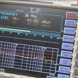 Ein absoluter Härtetest ist das Strife Testing, bei dem Geräte 21 Tage in einer Wärmekammer unterschiedlichen Kombinationen von Spannung, Temperatur und Luftfeuchtigkeit ausgesetzt werden, um alle möglichen Einsatzbedingungen zu simulieren. (Bild:  Powervar)