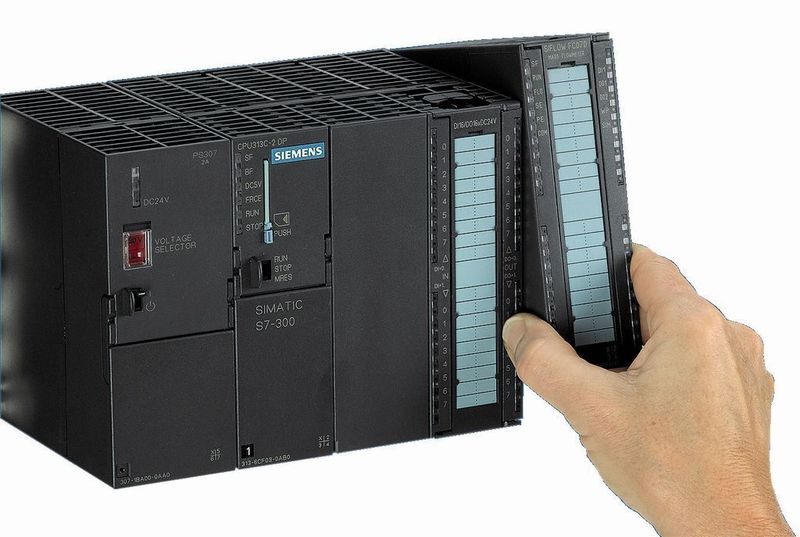 The Siflow FC070 mass flow transmitter simply snaps into place in the Simatic rack. (Pictures: Siemens) (Archiv: Vogel Business Media)
