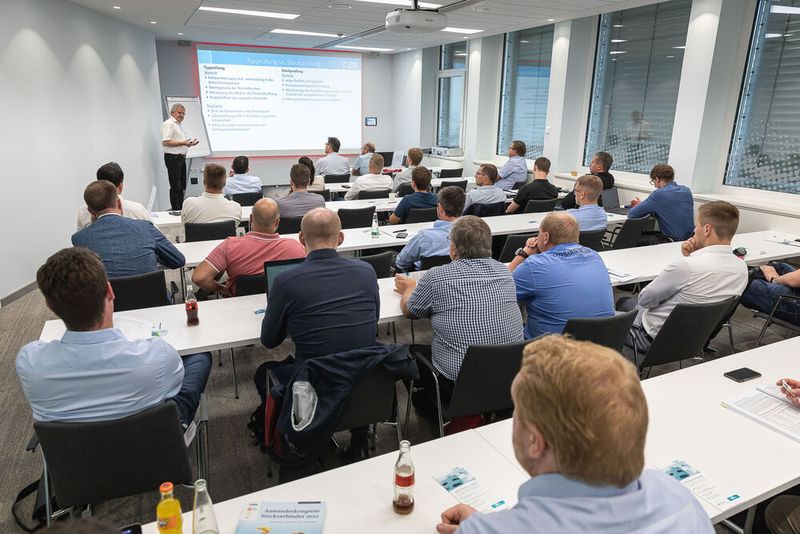 16. Anwenderkongress Steckverbinder. Auf dem Steckverbinderkongress 2022 konnten die Teilnehmer zwischen vier hands-on Workshops wählen – Dichtheitsprüfung, Crimpen, Kabelkonfektionierung und Single Pair Ethernet. (Bild: Elektronikpraxis)