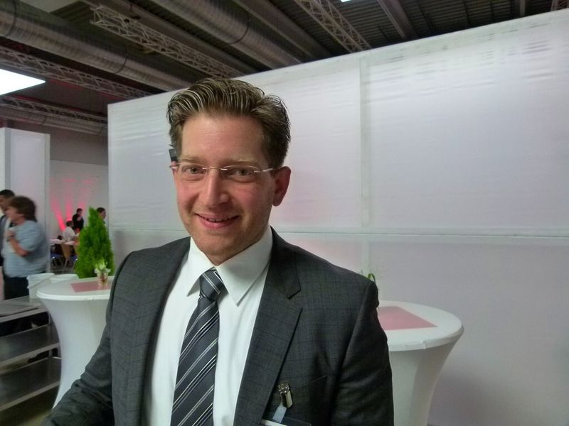 „Industrie 4.0 bedeutet auch, dass es eine smarte Infrastruktur geben muss. Wir sehen die Steckverbinder mit integrierter RFID und Sensorik als wichtigen Teil einer intelligenten Infrastruktur für zukünftige Industrieanwendungen und daher auch als Teil von Industrie 4.0“, so Dr. Lutz Tröger, Leiter Neue Technologien bei Harting auf dem 8. Steckverbinderkongress in Würzburg (Bild: Zwettler, konstruktionspraxis)