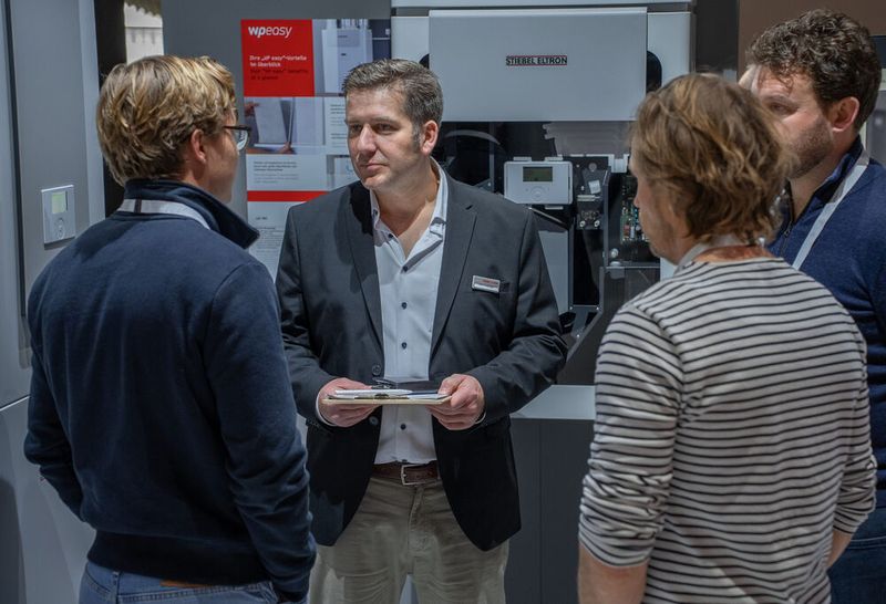 Stiebel Eltron (Halle 12.0, Stand E71): Wärmepumpen, Durchlauferhitzer und Lüftungsanlagen gehören zu den Stärken des Traditionsunternehmens Stiebel Eltron, das in diesem Jahr das 100. Firmenjubiläum feiert. Entsprechend gehören zu den auf der Light + Building ausgestellten Lösungen unter anderem standardisierte Wärmepumpensets sowie digitale Anwendungen zur Planung und Umsetzung von Wärme-, Lüftungs- und Klimasystemen. (Bild: Stiebel Eltron)