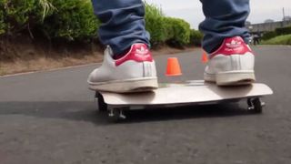 „WalkCar“ ist ein elektrisches Mini-Skateboard, das eine Höchstgeschwindigkeit von bis zu 10 km/h erreicht. (Bild: Cocoa Motors)