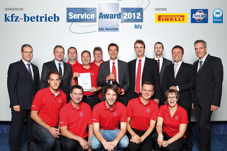 Die stolzen Gewinner bei Verleihung des Service-Award auf der Automechanika in Frankfurt. (Archiv: Vogel Business Media)