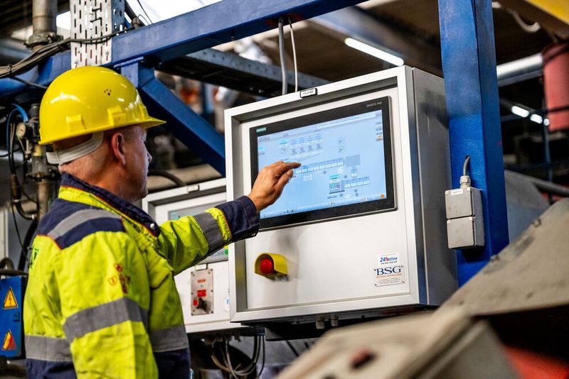 Das SPS- und HMI-Programm wurde komplett neu erstellt und auf eine einheitliche, intuitive Bedienoberfläche ausgelegt.(Bild:  Bruckmann Steuerungstechnik GmbH)