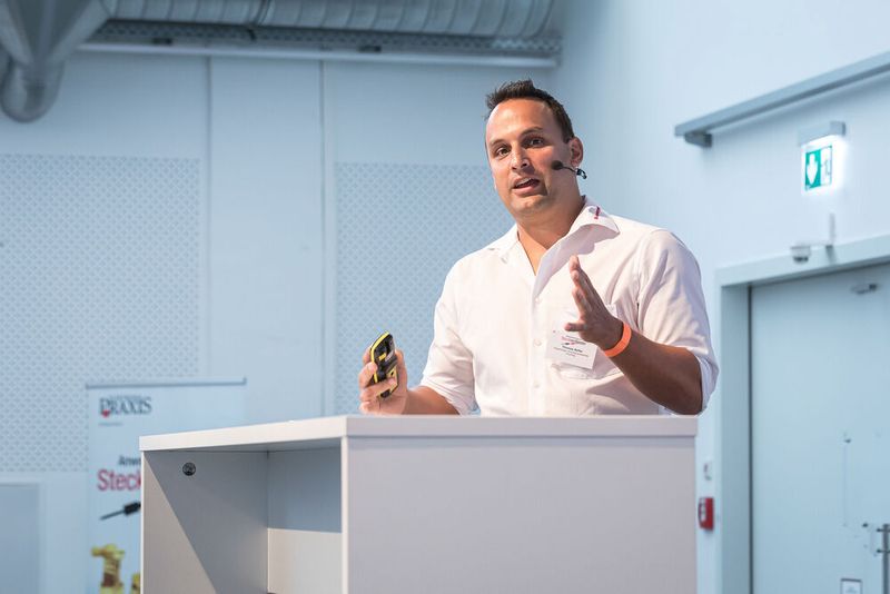 16. Anwenderkongress Steckverbinder: Der SPE-Tag am 4. Juli 2022 zog wieder viele interessierte Zuhörer an. Abgedeckt wurden fast alle Themen im Bereich Single Pair Ethernet vom Standard über das Marktpotenzial, Rückwärtskompatibilität, Schirmung, Messtechnik bis hin zum neuen Standard SPE M12 Hybrid. (Bild: Elektronikpraxis)