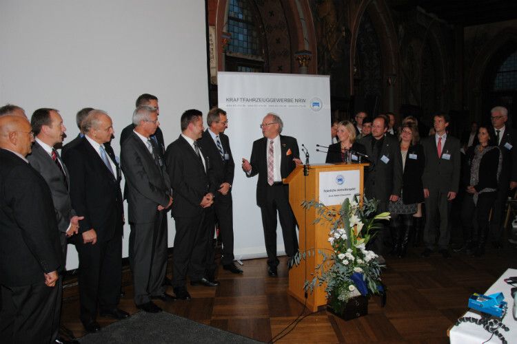 Familie des Kfz-Gewerbes NRW: Ernst-Robert Nouvertné (Mitte) versammelt das Ehren- (li.) und Hauptamt. (Foto: Baeuchle)