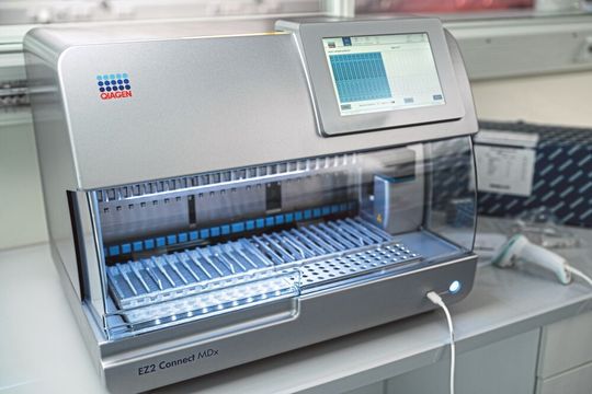 Das EZ2 Connect MDx ist ein kompaktes Tischgerät für die automatisierte Isolierung von Nukleinsäuren aus bis zu 24 parallelen Proben mit versiegelten, vorgefüllten Kartuschen Das EZ2 Connect MDx ist ein kompaktes Tischgerät für die automatisierte Isolierung von Nukleinsäuren aus bis zu 24 parallelen Proben mit versiegelten, vorgefüllten Kartuschen