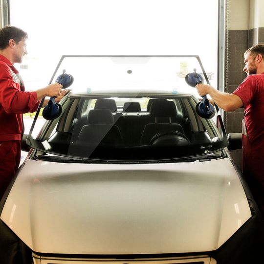 Carglass soll künftig Glasreparaturen in ATU-Filialen anbieten.(Bild:  ATU)