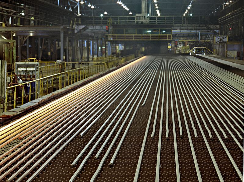 Steel works. Реечный холодильник мелкосортного стана. Мелкосортный стан 250-1 ЧМК. Холодильник прокатного стана. Рельсопрокатный стан.