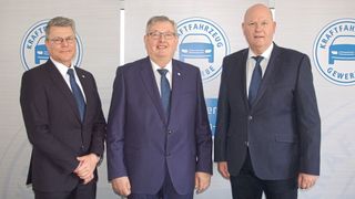Präsentierten die Bilanz für das Autojahr Niedersachsen: (v. l.) Geschäftsführer Christian Metje, Präsident Karl-Heinz Bley und Landespressesprecher Joachim Czychy (Bild: Kfz-Gewerbe Niedersachsen-Bremen)