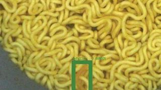 KI-gestützte Bildverarbeitungssysteme finden Verunreinigungen oder Mängel in Instantnudeln erheblich schneller und zuverlässiger als menschliches Personal. (Bild: Teledyne Dalsa)