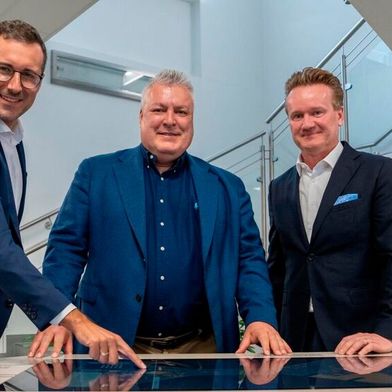 Standortleiter Christopher Hermann, CEO Michael Mertin und IV-Präsident Georg Knill (von links) eröffneten offiziell die neue, interaktive Erlebniswelt für Besucher am AT&S-Standort Fehring.  (Bild: AT&S)