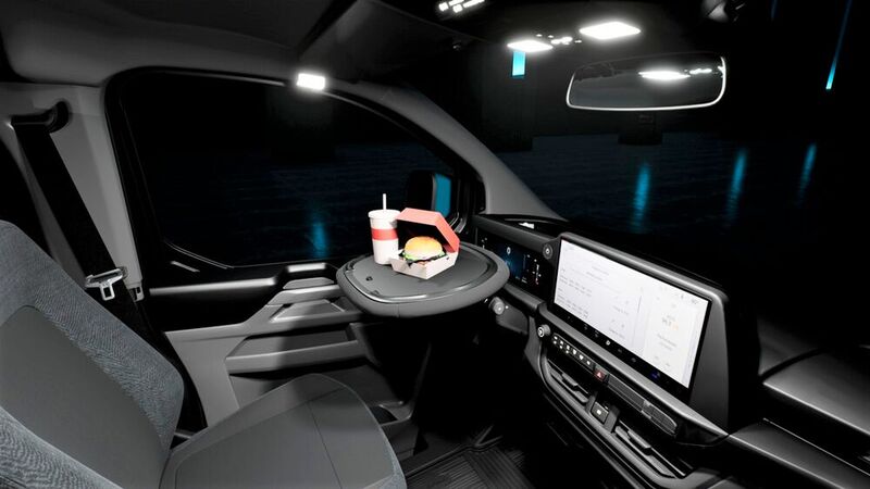 Wer sich das Mobile Office-Paket gönnt, kann aus dem Cockpit des Ford-E-Transit Custom eine Art rollendes Büro und mehr machen inklusve stabiler Möglichkeiten, um die nötigen Stärkungen abzustellen. (Bild: Ford-Werke)