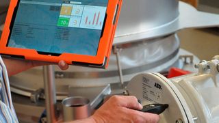 Azo Plus ist die neue Informationsplattform, die wichtige Informationen über Maschinen und Systeme bereit hält. (Azo)