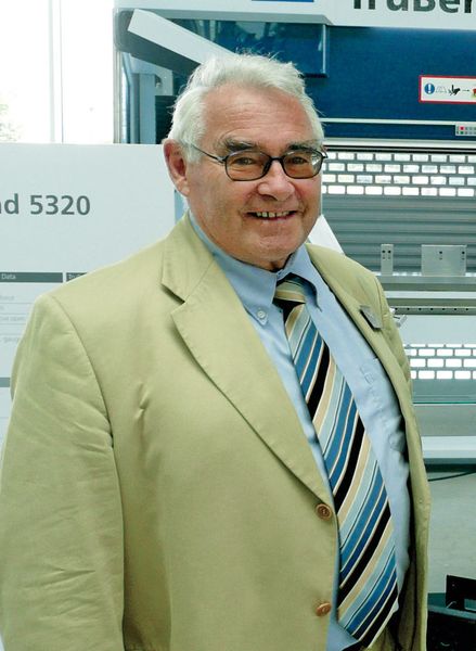 Prof. Dieter Schuöcker, Leiter des Instituts für Fertigungs- und Hochleistungslasertechnik an der TU Wien: „Beim laserunterstützten Gesenkbiegen ist ein selektives Erwärmen der Biegelinie völlig ausreichend. Der Laserstrahl kann dies auf einer sehr schmalen Spur leisten und stellt dafür deshalb die beste Lösung dar.“Bild: Kuhn (Archiv: Vogel Business Media)