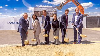 Zum Spatenstich bei Vahle haben sich eingefunden (v.l.): Josef Hovenjürgen (MdL), Elke Kappen (Bürgermeisterin Kamen), NRW-Ministerpräsident Hendrik Wüst, Marlen Vahle (Gesellschafterin), Achim Dries (CEO) und Henning Stelte (COO). (Bild: Vahle/Stephan Schuetze)