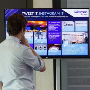 Die Social Media Wall zeigt live Posts und Tweets über die Medtec Europe.