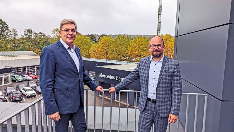 Jörg Eißfeld (rechts), Geschäftsführer Operative, und Dieter Schlatterer, Geschäftsführer Aftersales, gehören neben Tobias Eisele und Matthias Ullmann zur vierköpfigen Geschäftsführung der Torpedo-Gruppe.(Bild:  Rosenow – VCG)