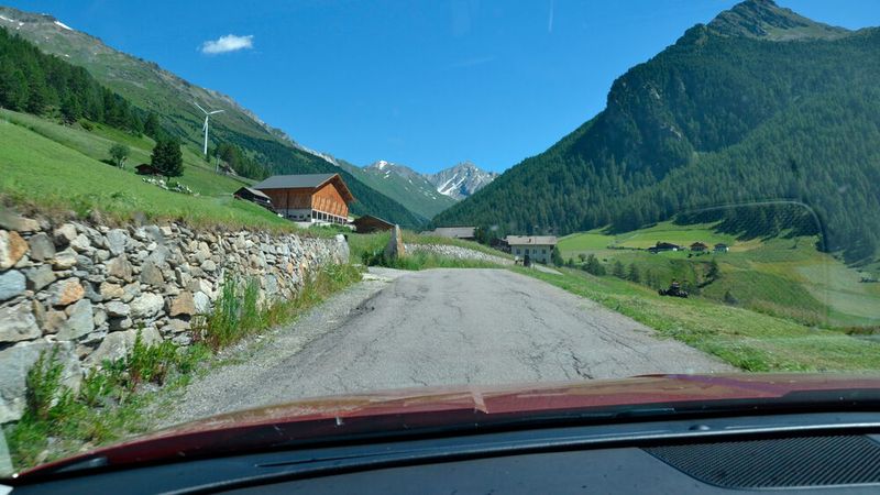 Dabei berücksichtigt sie Fahrbedingungen wie Straßenbelag, Geschwindigkeit, Beschleunigung, Bremsbedingungen und Kurvenfahrt. (Bild: Michel/»kfz-betrieb«)