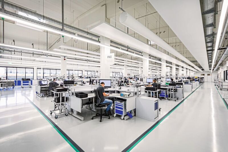 Um auch für das zukünftige Wachstum gerüstet zu sein, hat Blum-Novotest 2018 ein neues Produktionsgebäude eröffnet. Hier ein Blick  in die neue Komponentenmontage. (Blum-Novotest)