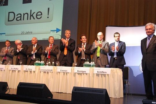 ... und stehendem Applaus sowohl auf dem Podium ... (Foto: Scheid)
