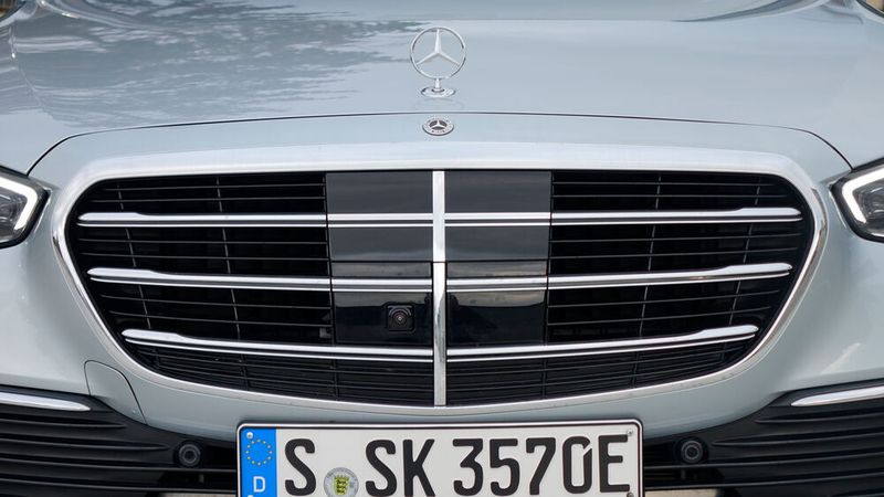 18. Die Assistenzsysteme: Damit der schwer arbeitende Fahrer aber nicht zu viel machen muss, stehen ihm eine ganze Batterie an Assistenzsystemen zur Verfügung. Eine Aufzählung würde den Rahmen sprengen. Eigentlich ist alles drin, was es aktuell gibt, und noch ein bisschen mehr. (Bild: Schreiner – VCG)
