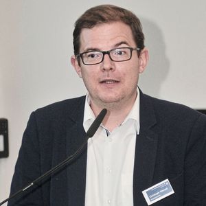 Christoph Wenzel ist seit dem 1. Juli der neue Mann für die Öffentlichkeitsarbeit des bayerischen Kfz-Gewerbes. Auf dem Jahrestreffen des Landesverbands stellte er sich vor.(Bild: Zietz)