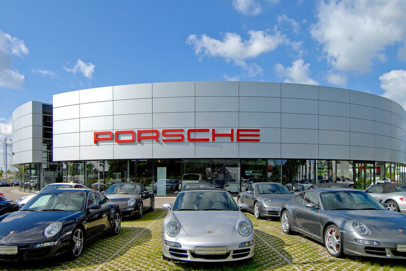 Typisch für Porsche-Zentren in der aktuellen CI ist die Aluminium-Fassade und die Rotunde als markanter Baukörper. (Andreas Zilse)