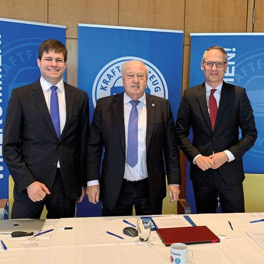 Der Kfz-Landesverband Rheinland-Pfalz blickt skeptisch auf das Autojahr 2020 (von links): Pressesprecher Andreas Gröhbühl, Präsident Hans Werner Norren und Geschäftsführer Jens Bleutge.(Bild:  Doris Pfaff)