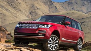 Zum neuen Modelljahr rüsten die Oberklasse-Geländewagen Range Rover (Foto) und Range Rover Sport auf. (Foto: Land Rover)