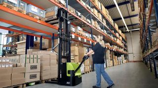 Beim neuen Hochhubwagen Clark SWX16 mit wartungsfrei gekapseltem 1,6-Kilowatt-Drehstrom-Fahrmotor sorgt der kraftvolle 4,5-Kilowatt-Hubmotor für effizientes Heben und Senken. (Bild: Clark)