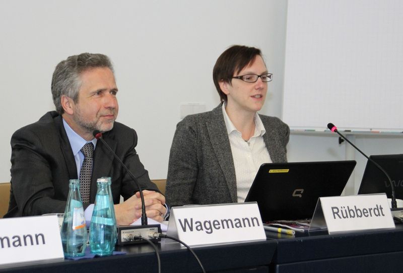 Kurt Wagemann, Geschäftsführer und Kathrin Rübberdt von der DECHEMA sehen dem zentralen Thema der ACHEMA, Bioökonomie, mit Spannung entgegen. (Bild: PROCESS)