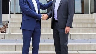 Oliver Wehking (links) begrüßt Martin Maas als neuen Geschäftsführer bei der Buschjost GmbH. (Buschjost)