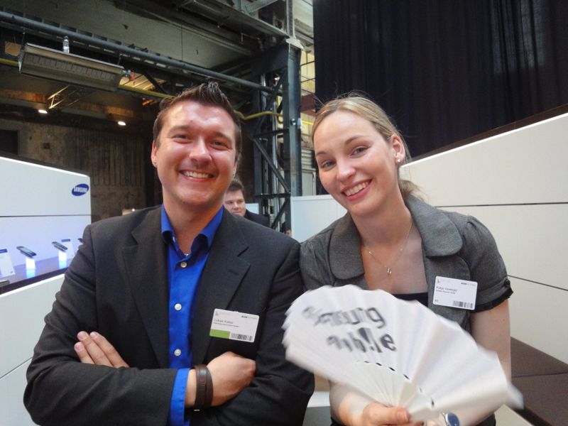 Lukas Kalisz, Samsung, und Katja Vieweger, Actebis, hatten einen Samsung-Fächer und konnten sich somit etwas erfrischen. (Archiv: Vogel Business Media)