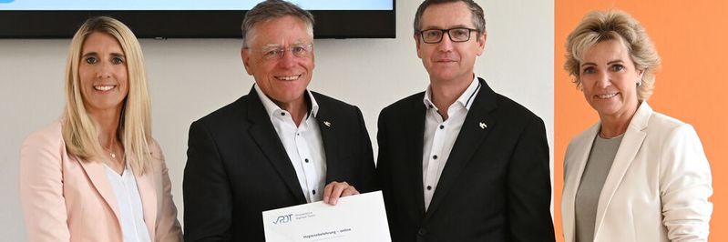 Freuen sich über die offizielle Anerkennung des Projektbüros Digitale Tools: (v. l.) Annika Zizkat (Teamleitung IFSG, TZG), Landrat des Rhein-Kreises Neuss Hans-Jürgen Petrauschke, TZG-Geschäftsführer Raimund Franzen, Elke Marquardt (Team IFSG, TZG)(©  TZG)