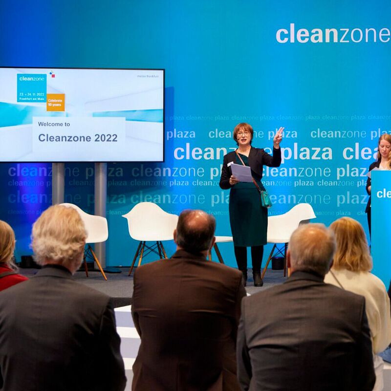 Show Managerin Anja  Diete während der Eröffnung der Cleanzone.