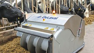 Mehr Zeit für den Bauern: Der Futter-Roboter Opti Duo stoppt bei Hindernissen und startet sich selbst wieder neu. (DeLaval)