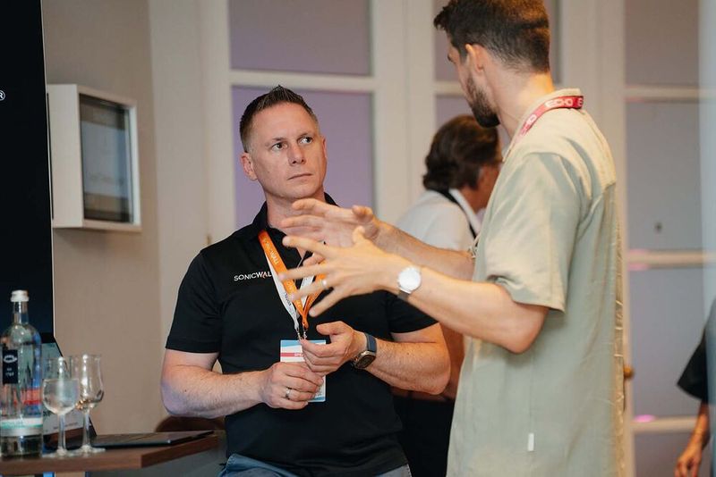 Johannes Dahmen von SonicWall im Gespräch (Bild: Werbefotografie Emme)