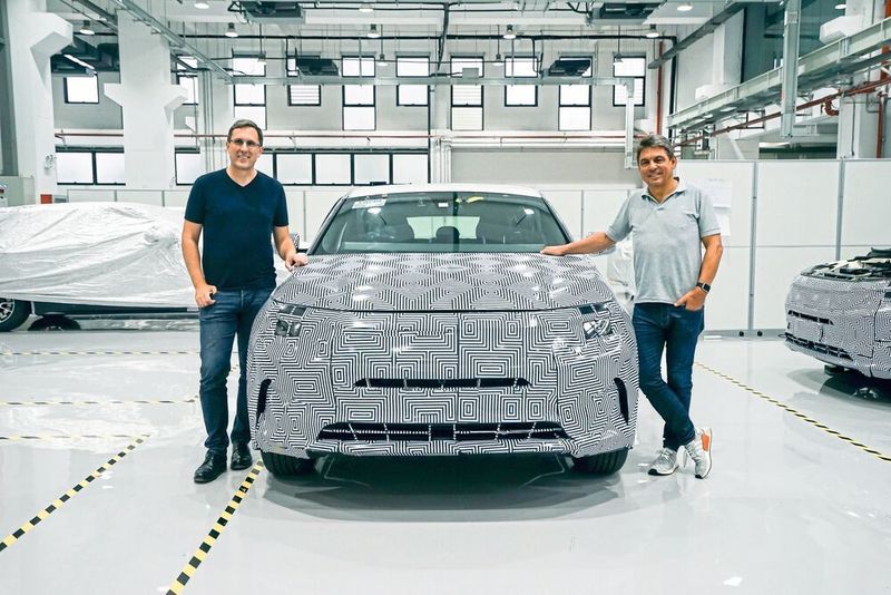 Carsten Breitfeld (r.), CEO und Co-Gründer von Byton, begleitete zusammen mit Daniel Kirchert, President und ebenfalls Co-Gründer, den Roll-out der ersten Testautos in der Prototypenfertigung in Nanjing. (Byton)