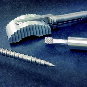 Klassische Verbindungsimplantate zur Ausrichtung von Wirbelsäulen werden aus präzisen Platten und Stangen herausgearbeitet. Bild: Haas