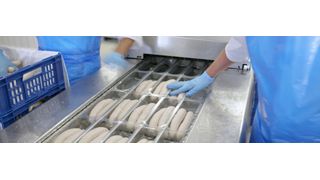 Auf zehn Tiefziehverpackungsmaschinen von Multivac verpackt Migros Ostschweiz jährlich rund 24 Millionen Packungen. (Bild: Multivac)