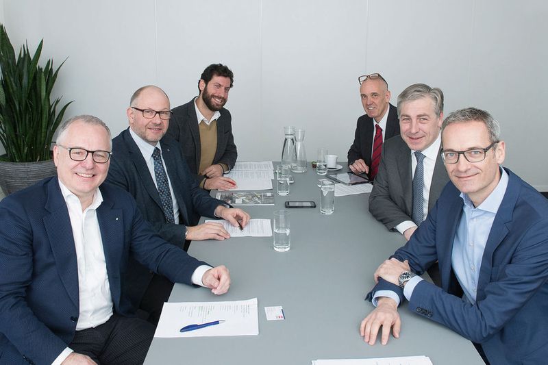 Der Schweizer Maschinenmarkt lud zum runden Tisch vier Gesprächspartner aus Wirtschaft und Ökonomie nach Zürich ein. Das Thema: Werkplatz Schweiz - quo vadis? Urs Berner (CEO Urma AG), Peter Dietrich (Direktor Swissmem), Oliver Müller (Direktor Swissmechanic) und Klaus Wellershoff (VR Wellershoff & Partner Ltd) über fehlende Investitionen, optimale Rahmenbedingungen und Trends in der MEM-Branche. (Thomas Entzeroth / VBM)