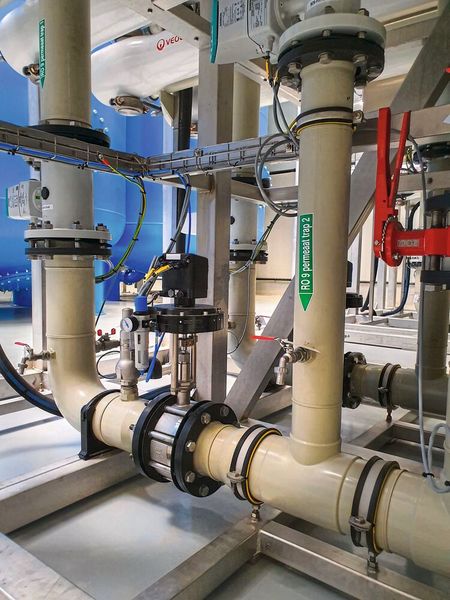 Gleitschieberventile von Schubert & Salzer mit einem Nenndurchmesser von 150 Millimetern regeln den Druck am Auslass der insgesamt 12 Umkehrosmose-Einheiten. Auffällig: die kompakten Abmessungen von Ventil und elektropneumatischem Antrieb. (Bild: Schubert & Salzer Control Systems)