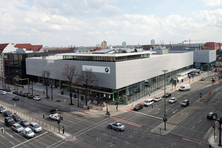 Die neue BMW-Niederlassung in Berlin vereint drei Marken unter einem Dach und lässt ihnen doch die Eigenständigkeit. (Foto: BMW)