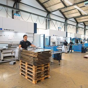 Grössere Bleche sowie kleinere Serien und Prototypen formen die Spezialisten in Ennenda auf mehreren manuell bedienten Biegepressen.(Bild:  Hans Eberle AG)