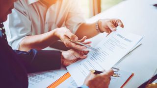 Als leitender Angestellter gibt es bei Vertragsverhandlungen ein paar Besonderheiten. Es kann auch sinnvoll sein, einen Anwalt hinzuzuziehen. (Bild: ©makibestphoto - stock.adobe.com)