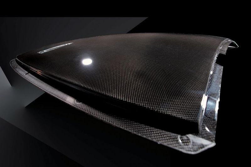 Einbaufertiges CFK-Dach nach der Feinbearbeitung, die ein sauberes Zuschneiden der Bauteilkontur sowie das Einbringen noch fehlender Öffnungen umfasst. Eine Wasserstrahl-Schneidanlage erledigt diese Prozesse. Bild: BMW (Archiv: Vogel Business Media)