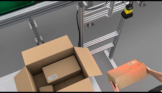 Der Einsatz eines Sytems zum Präsentationsscannen mit überkopfmontierten stationären Barcode-Lesegeräten wie dem Cognex-Dataman-470 hilft bei der Fehlervermeidung und lässt den Mitarbeitern beide Hände frei. (Bild: Cognex)