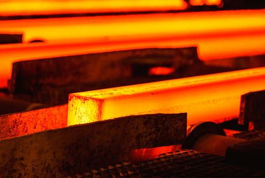 Nächstes heißes Eisen! Die deutsche und europäische Stahlbranche kämpft an einigen Fronten. Die SPD will deshalb heute noch durchsetzen, dass es den Stahlkochern in Zukunft wieder besser geht ...(Bild:  Thyssenkrupp)